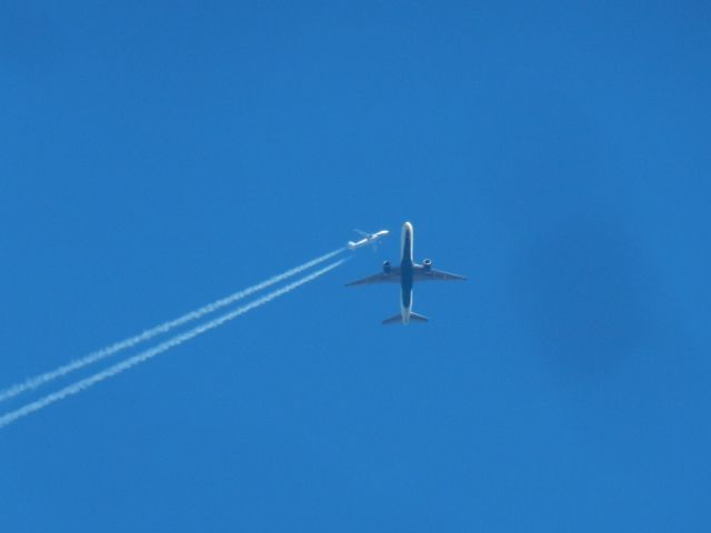 Boeing 757-200 (DAL1564) - A Delta Airlines Boeing B757-200 Flying To LAX Overlaps An Interjet A320 Flying To Mexico