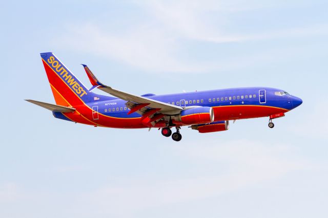 Boeing 737-700 (N7740A)