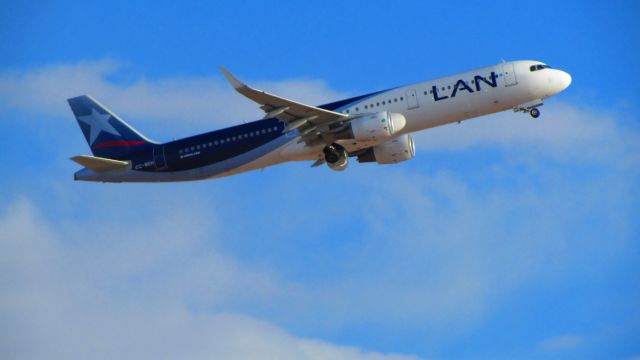 Airbus A321 (CC-BEH) - en el aeropuerto de Calama