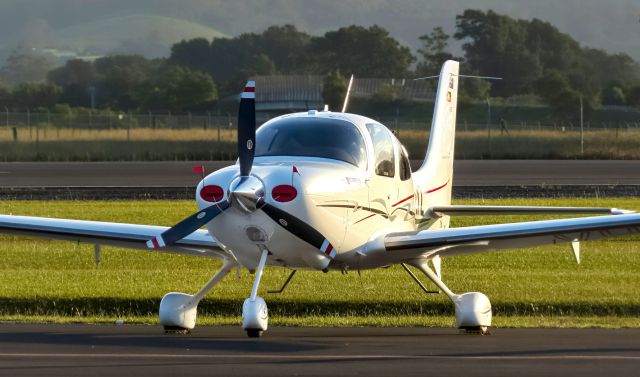 Cirrus SR-22 (VH-EYZ)