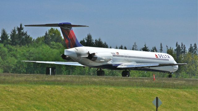 McDonnell Douglas MD-88 (N933DL) - DAL9933 taxis on runway 16R prior to departing for KMSP on 5/14/12.