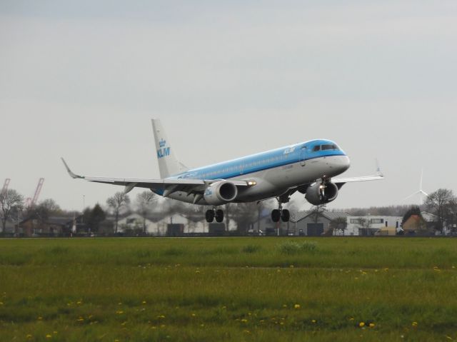 Embraer ERJ-190 (PH-EZY)