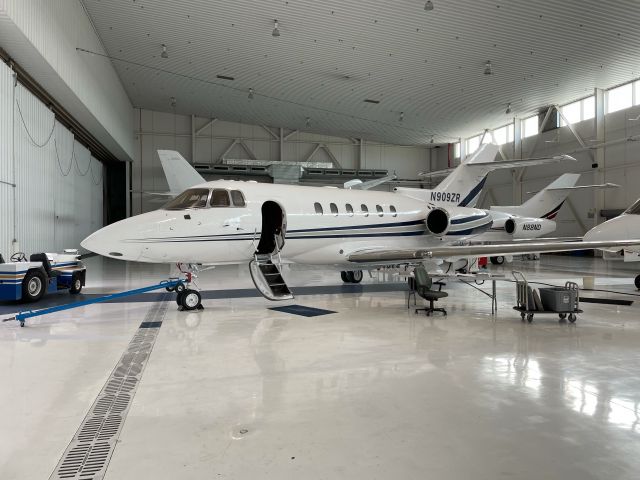 Hawker 800 (N909ZR)