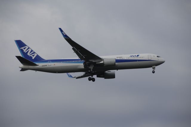 BOEING 767-300 (JA624A) - Final Approach to NRT Airport Runway 34L on 2011/10/8