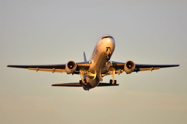 BOEING 767-300 (N195FE) - 12-12-21 23-L. Golden hour departure just prior to sunset.