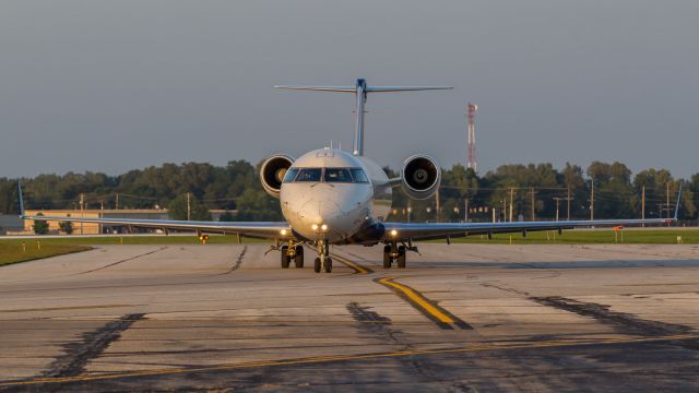 Canadair Regional Jet CRJ-200 (N429SW) - A Delta Connection CRJ-200 taxis past as the evening light decends..