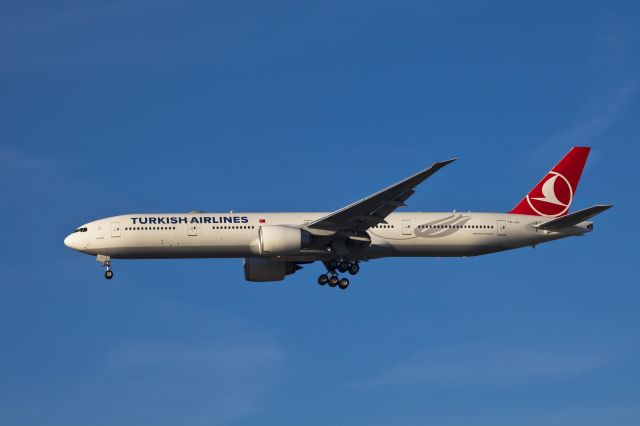 Boeing 777-200 (TC-JJJ) - LAX