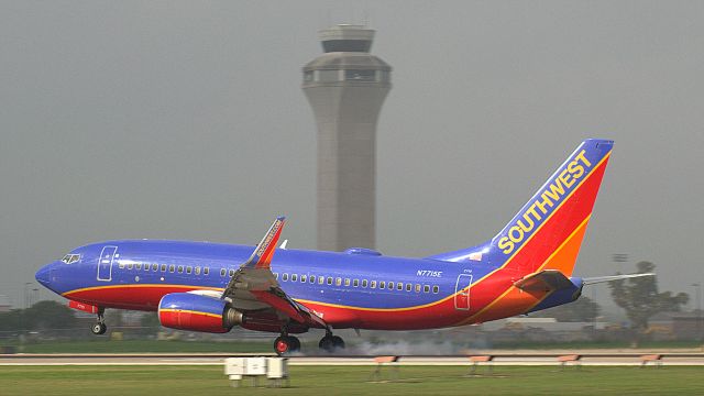 Boeing 737-700 (N7715E)