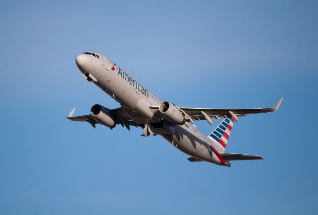 Airbus A321 (N128AN) - Departing 28C.