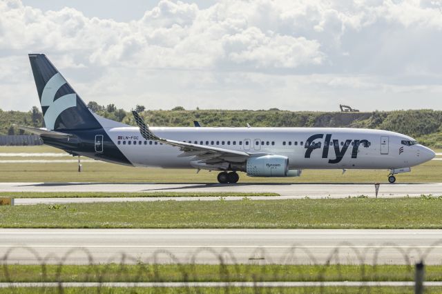 Boeing 737-700 (LN-FGC) - Right of Runway R22