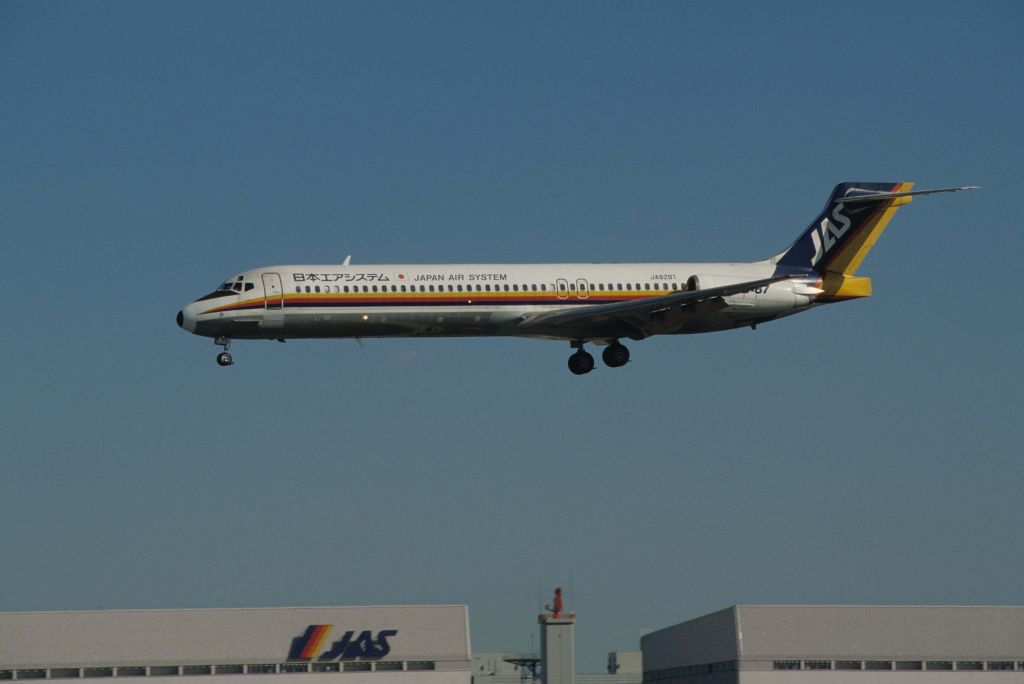 McDonnell Douglas MD-87 (JA8281) - Short Final at Tokyo-Haneda Intl Airport Rwy34L on 1995/01/15