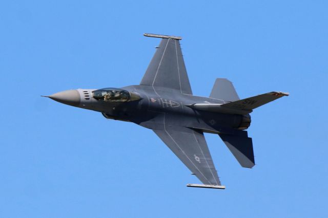 Lockheed F-16 Fighting Falcon (00-0221) - A USAF F-16CM, 00-0221, from the F-16 Viper Demonstration Team East, 20th TFW, Shaw AFB, performing at the Cleveland Air Show on 2 Sept 2018.