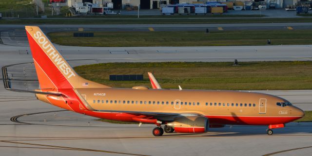 Boeing 737-700 (N714CB) - Classic tan livery