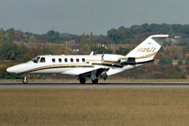 Cessna Citation CJ2+ (N525EZ) - Landing on rwy 26 on 21-Oct-03 arriving from BIRK.  Reregistered N525TK 10-Jun-06, F-HEKO 8-Feb-07 then N788JB 23-Jan-12. 