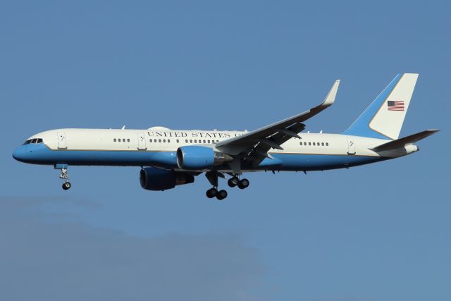 Boeing 757-200 (99-0004) - 18/10/2023:br /On final to runway 21.