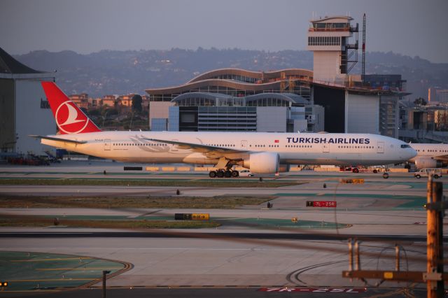 BOEING 777-300ER (TC-LJJ)