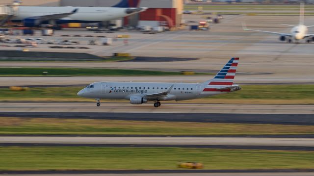 Embraer 175 (N404YX)