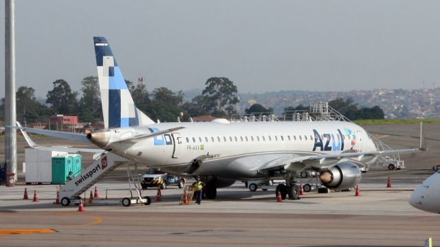 Embraer ERJ-190 (PR-AXV)