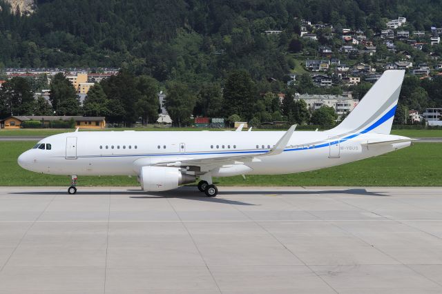 Airbus A320 (M-YBUS)