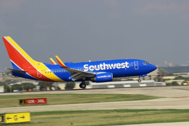 Boeing 737-700 (N421LM)