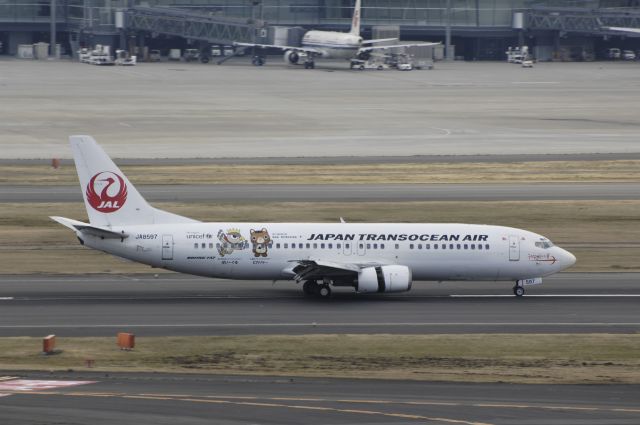 BOEING 737-400 (JA8597) - Landing at Haneda Intl Airport Rwy34L on 2013/02/11