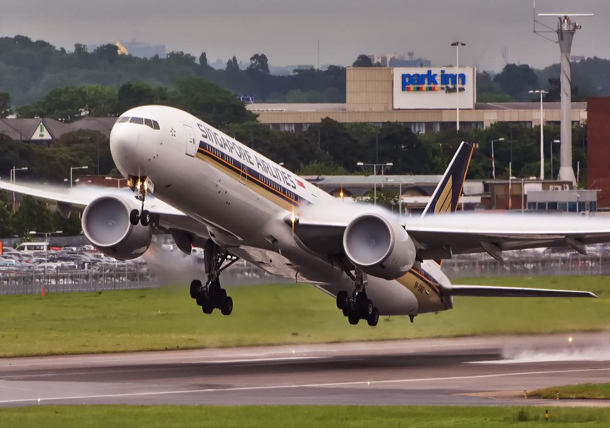 BOEING 777-300 (9V-SWE) - 27R departure from T5