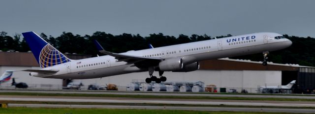 BOEING 757-300 (N75851)