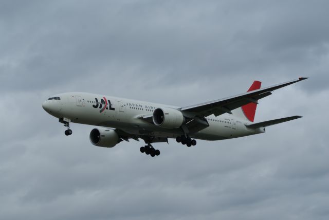 Boeing 777-200 (JA711J) - Japan Airlines B777-246ER finals 27L