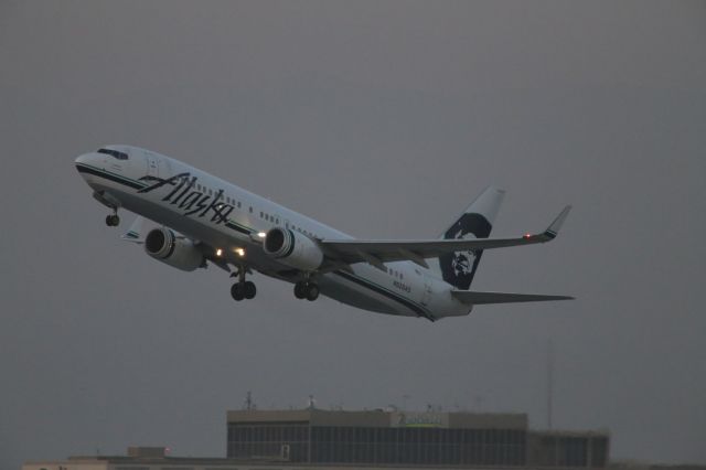 Boeing 737-800 (N528AS)