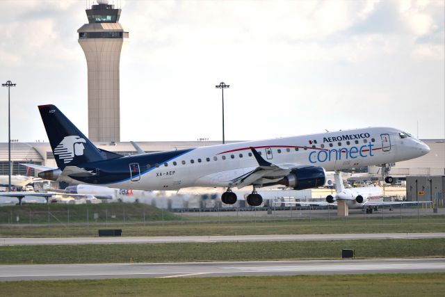 Embraer ERJ-190 (XA-AEP) - 21-R