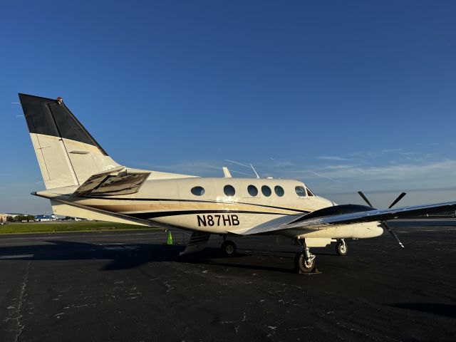 Beechcraft King Air 90 (N87HB)