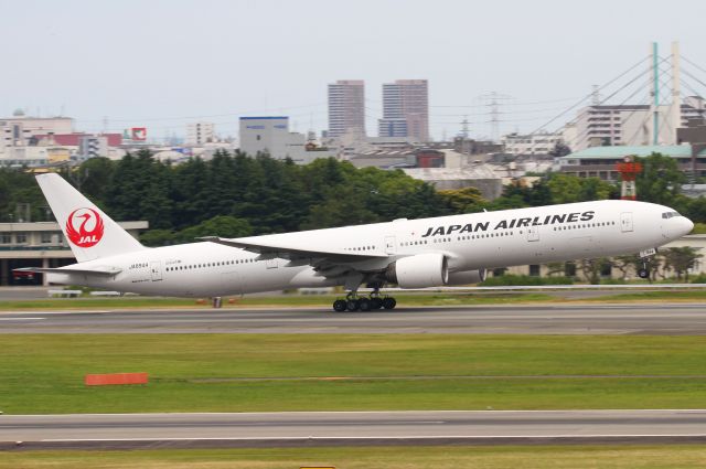 BOEING 777-300 (JA8944)