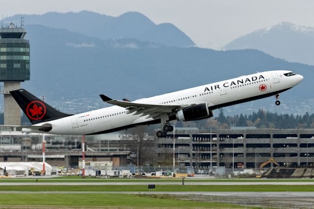 Airbus A330-300 (C-GKUH)