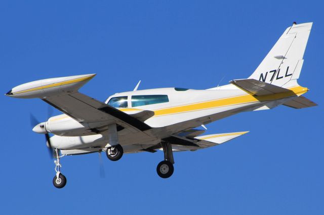 Cessna 310 (N7LL)