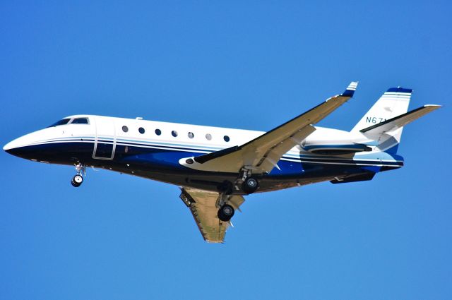 IAI Gulfstream G200 (N671PP) - So the planes arent as huge or as frequent as they are at a big airport, but the shooting is hassle-free and the access to the flight path is unemcumbered at KAPA.