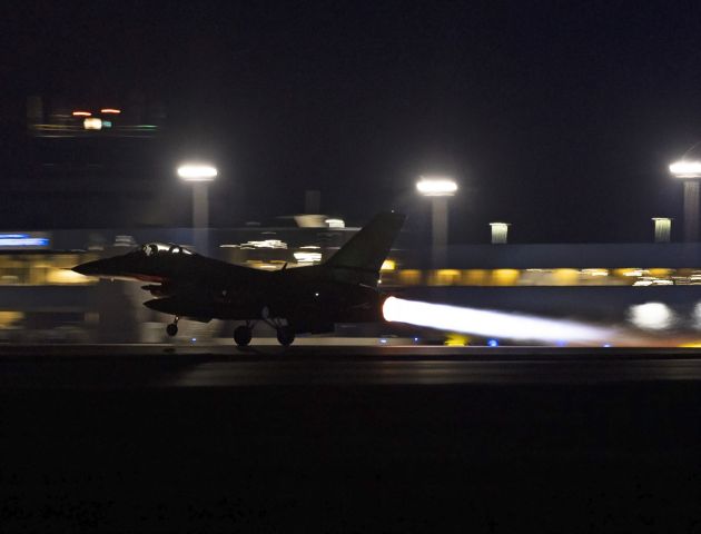 Lockheed F-16 Fighting Falcon (90-0731) - STING42, a Lockheed Martin F-16CM from the 180th Fighter Wing, lighting up the runway on 17 Nov 2022.