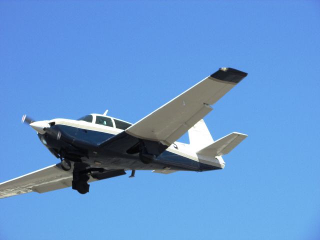 Mooney M-20 (N5697S) - Landing on RWY 24