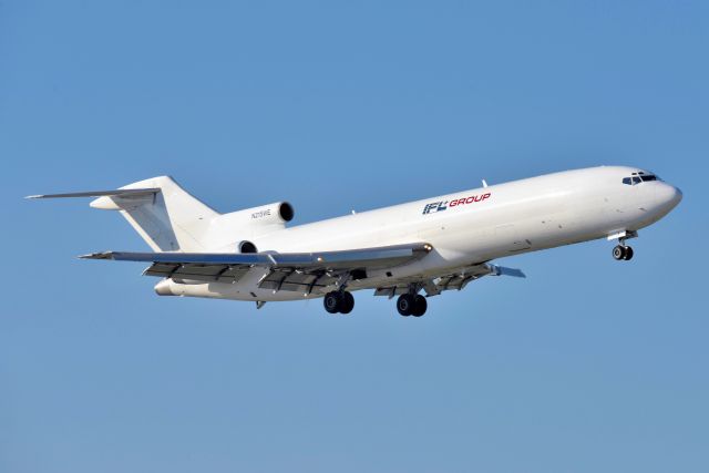 BOEING 727-200 (N215WE) - Runway 32 08-18-22