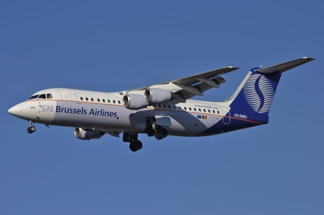 OO-DWD — - SN Brussels Airlines - British Aerospace Avro 146-RJ100 C/N E3324 - OO-DWD - Approach to Runway 25R at Brussels - 2005-Jan-16.