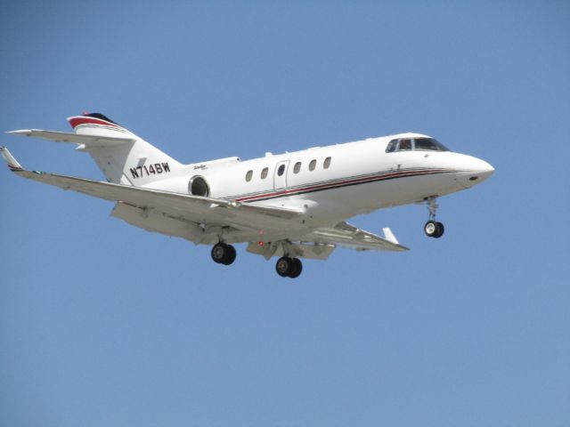 Hawker 800 (N714BW) - Landing RWY 20R