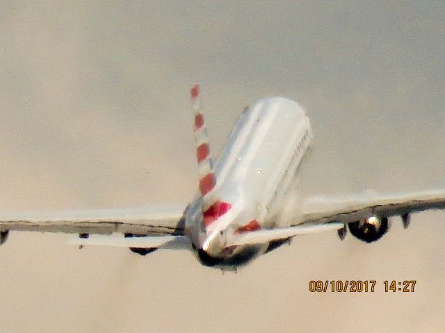 Embraer 175 (N245NN)