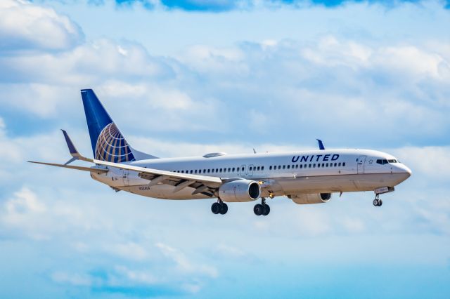Boeing 737-900 (N32404) - A United Airlines 737-900 landing at PHX on 2/28/23. Taken with a Canon R7 and Canon EF 100-400 L ii lens.