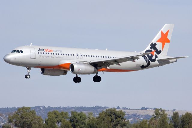 Airbus A320 (VH-JQG) - On short finals for runway 05. Friday 19th April 2013.