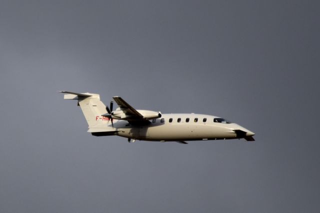 Piaggio P.180 Avanti (F-HIMA) - Piaggio P180 passage vent arriere sur LFLY Lyon Bron