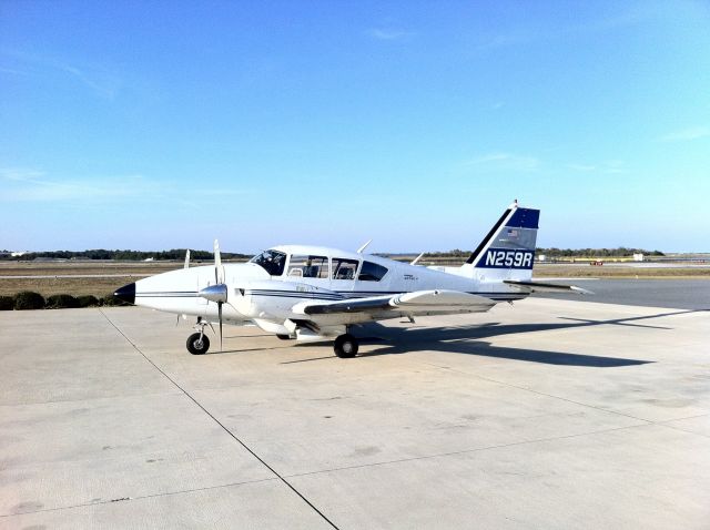 Piper Aztec (N259R) - Refuel.