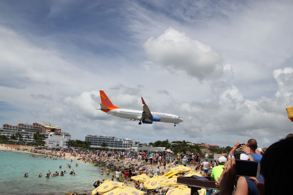 Boeing 737-800 (C-GOFW)