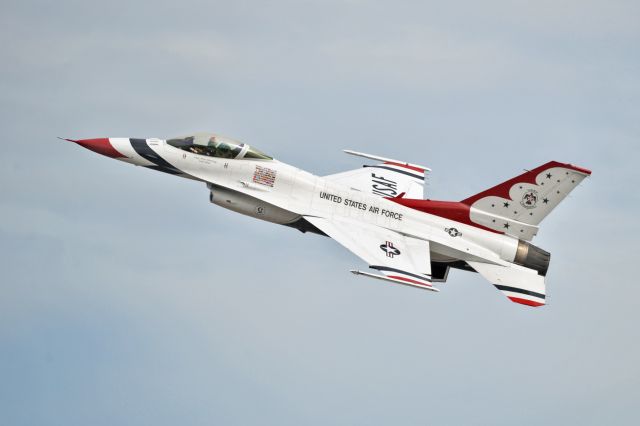 Lockheed F-16 Fighting Falcon (AALF5) - USAF demo team - Thunderbirds