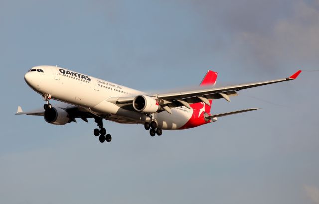 Airbus A330-300 (VH-QPC) - Broken Hill Short Final To Rwy 16R