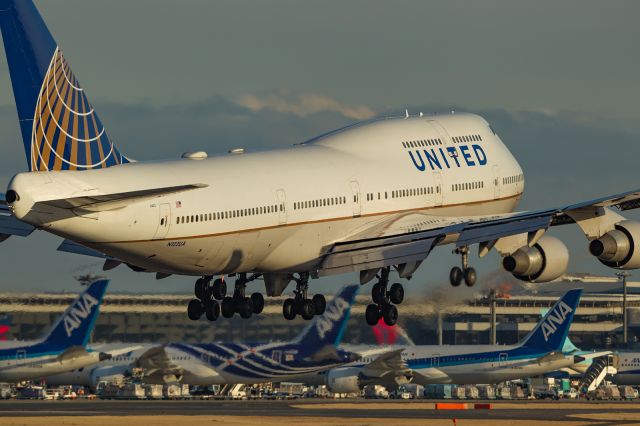 Boeing 747-400 (N122UA)