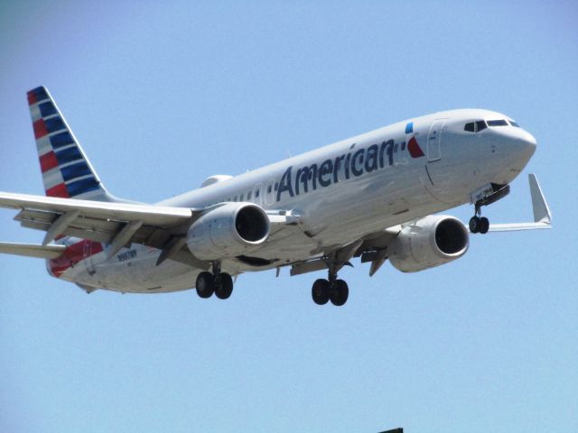 Boeing 737-800 (N997NN) - Landing RWY 20R